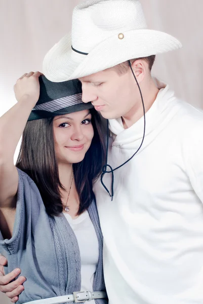 Happy νεαρό ζευγάρι φορώντας κομψά καπέλα — Φωτογραφία Αρχείου