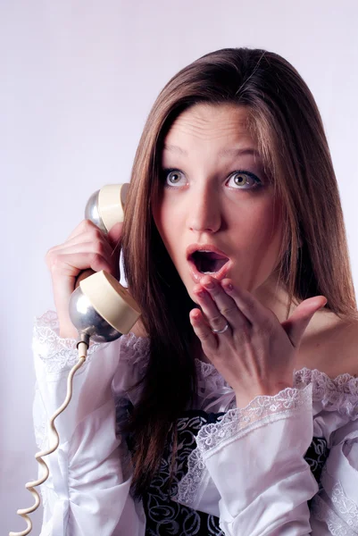 Menina bonita conversando no telefone — Fotografia de Stock