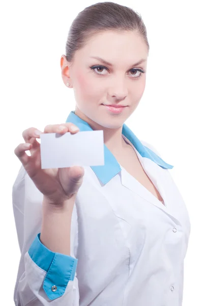 Joven doctora mostrando tarjeta blanca — Foto de Stock