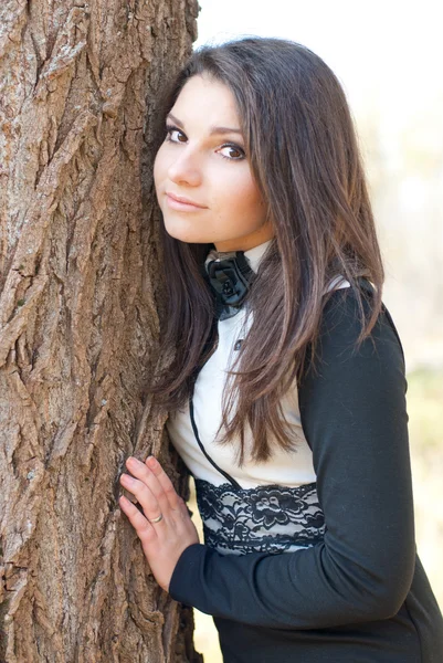 Piękna młoda kobieta, w pobliżu drzewa — Zdjęcie stockowe