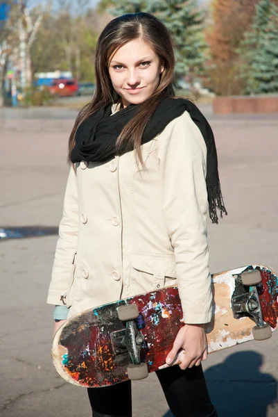 Schönes junges Mädchen mit Skateboard — Stockfoto