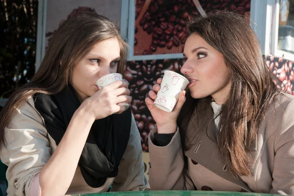 Two beautiful young girls drinking coffee — Stock Photo, Image