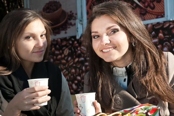 Deux belles jeunes filles buvant du café — Photo