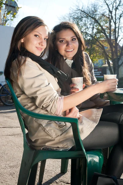 Két gyönyörű fiatal lány kávéfogyasztás — Stock Fotó