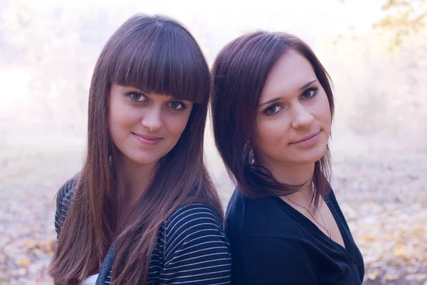 Dvě krásné mladé dívky v lese — Stock fotografie
