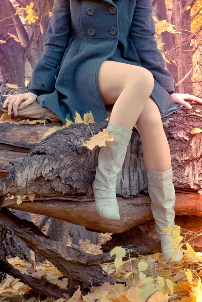 Молода дівчина в лісі — стокове фото