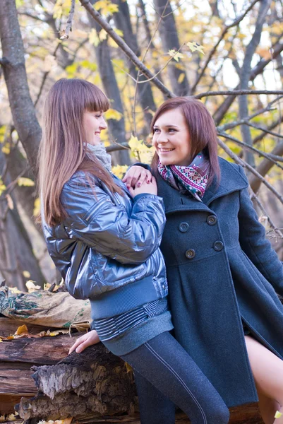 Dos hermosas chicas jóvenes en el bosque —  Fotos de Stock