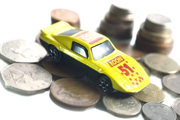 Speelgoedauto en munten — Stockfoto