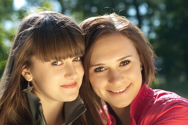Dvě šťastné mladé ženy headshot — Stock fotografie