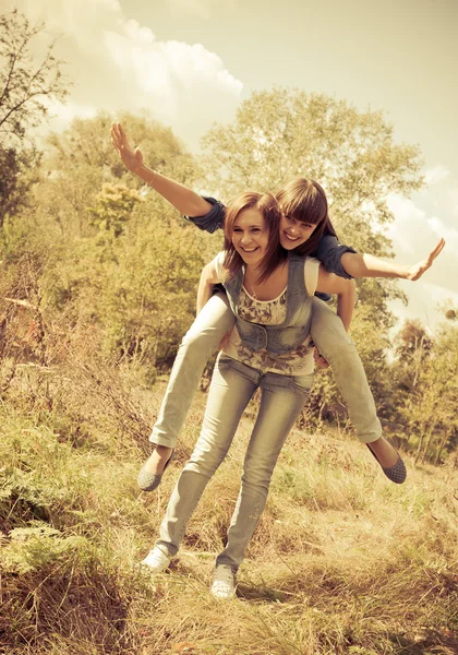 Due giovani ragazze si divertono — Foto Stock