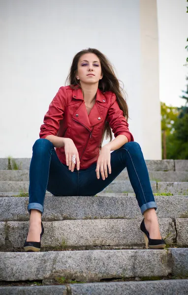 Chica de la moda joven sentado en las escaleras — Foto de Stock