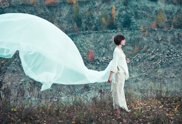 Kadın beyaz kumaşlar uçan — Stok fotoğraf