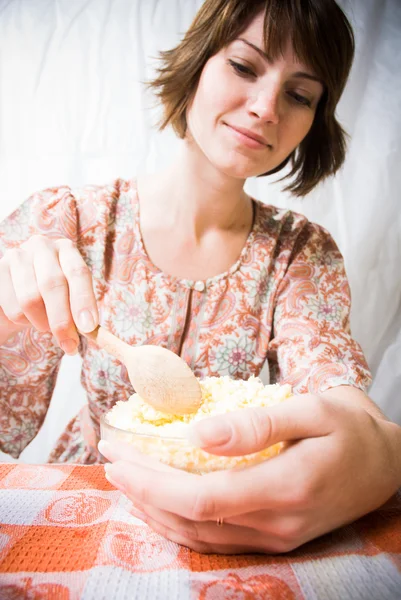 Kobieta jedzenie zdrowe twaróg — Zdjęcie stockowe
