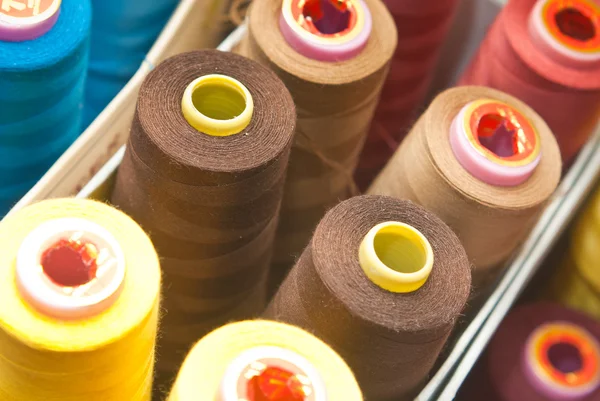Bobine di filati colorati — Foto Stock