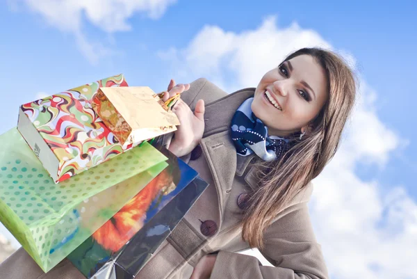 Wanita bahagia dengan tas belanja — Stok Foto