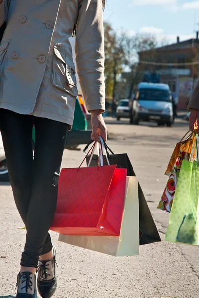 Mulher com sacos de compras no estacionamento — Fotografia de Stock