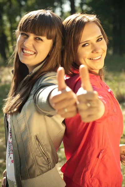 Twee gelukkige vrouwen met Duimschroef opwaarts — Stockfoto