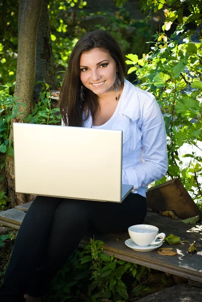 Νεαρή γυναίκα με φορητό υπολογιστή εξ αποστάσεως εκπαίδευση — Φωτογραφία Αρχείου