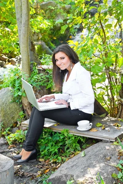 Jonge vrouw met laptop afstandsonderwijs — Stockfoto