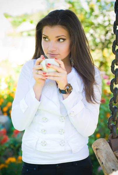 Νεαρή γυναίκα πίνει τσάι — Φωτογραφία Αρχείου