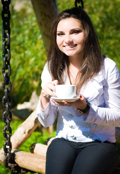 Mladá žena pije čaj — Stock fotografie