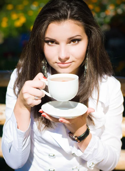 Молодая женщина пьет чай — стоковое фото