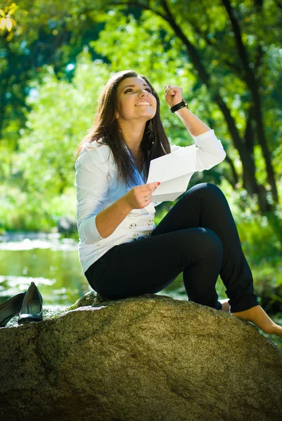 Νεαρή γυναίκα να διαβάσουν την ανοιχτή επιστολή στην όχθη ποταμού — Φωτογραφία Αρχείου