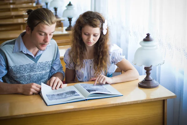 Two students in library — Stock Photo, Image