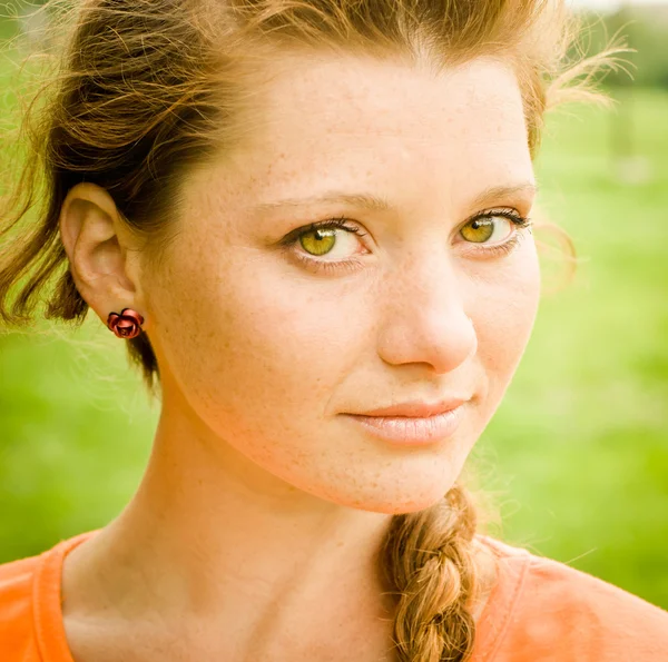 美しい若い赤毛の女性の肖像画 — ストック写真
