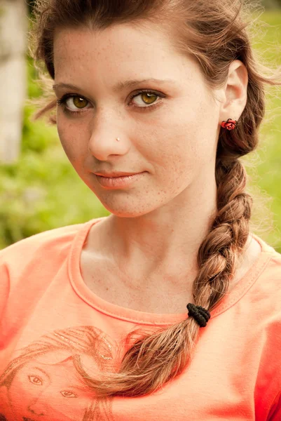 Gyönyörű fiatal vörös hajú hölgy portréja — Stock Fotó