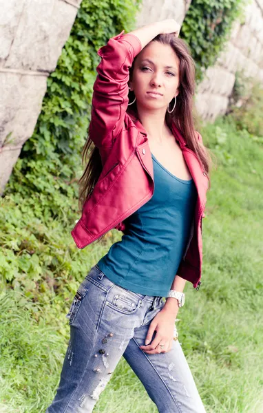 赤いジャケットを着た若いラフコリー モデル — ストック写真