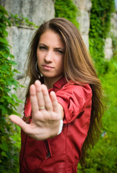 Genç kız gösteren dur işareti — Stok fotoğraf
