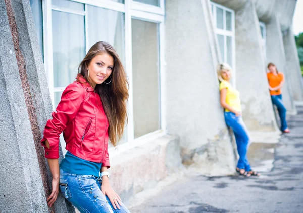 Tre glada tjejer som bär jeans — Stockfoto
