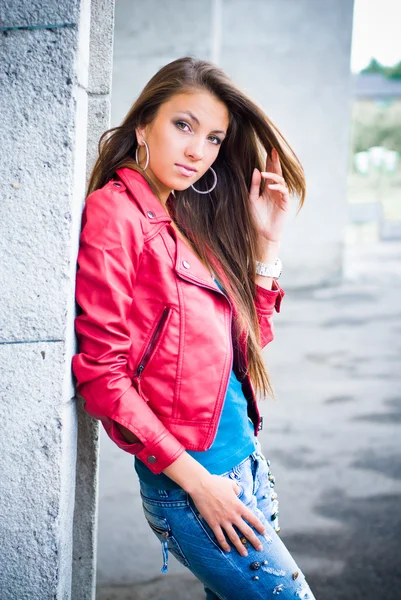 Felice giovane ragazza in giacca rossa — Foto Stock