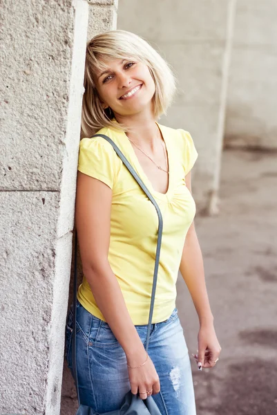 Beautiful young woman urban portrait — Stock Photo, Image