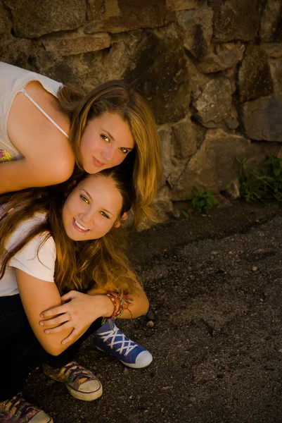 Два подростка счастливы в кузнице — стоковое фото