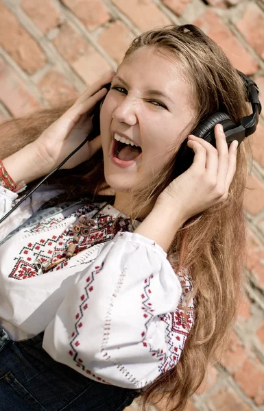 Dziewczyna nastolatka w słuchawkach — Zdjęcie stockowe