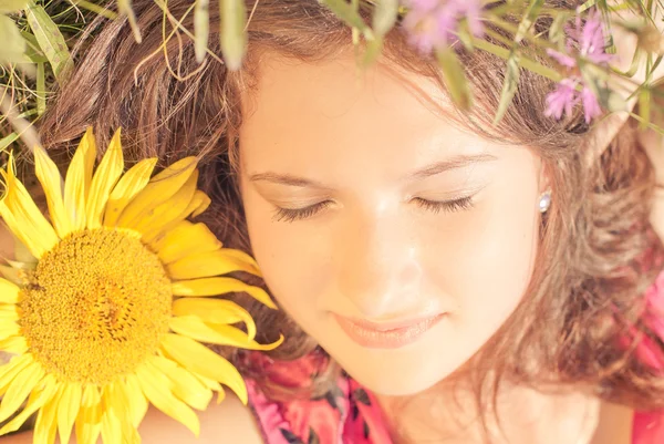 Çiçekler arasında uyuyan kız — Stok fotoğraf