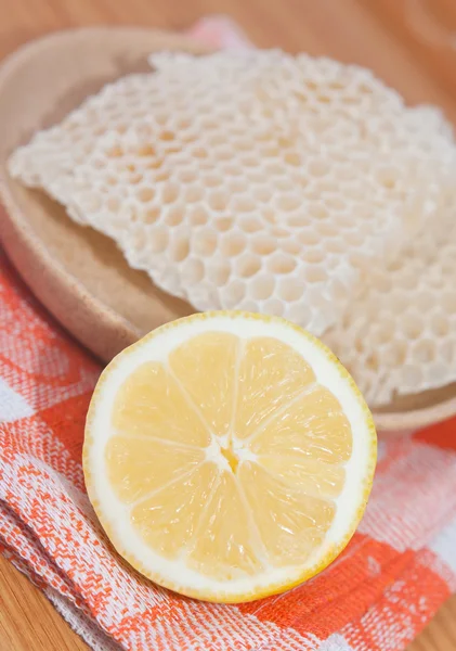 Лимон и соты — стоковое фото