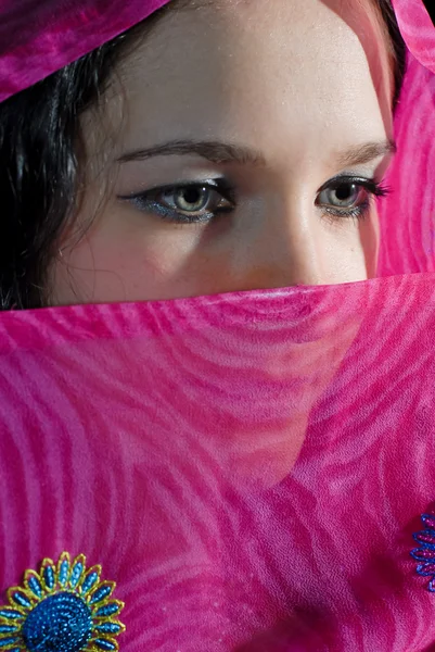 Jovem mulher escondendo rosto — Fotografia de Stock