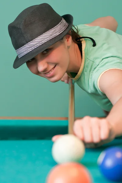 Young smiling woman playing billiards — Stock Photo, Image