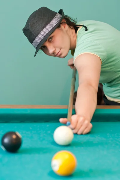 Young woman playing billiards — Stock Photo, Image