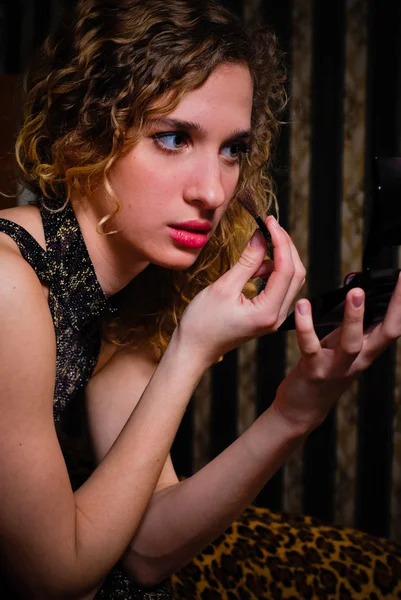 Ung kvinna med blusher — Stockfoto