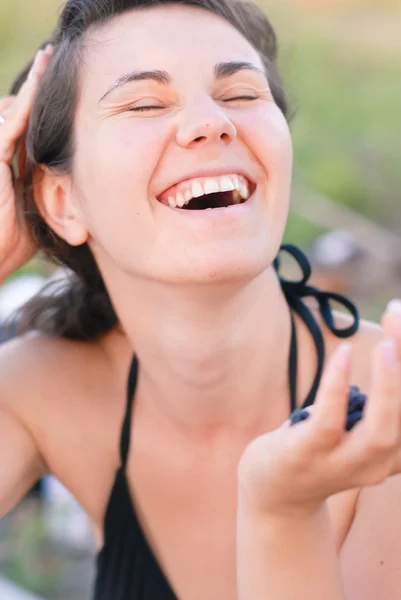 Jovem mulher rindo alegremente — Fotografia de Stock