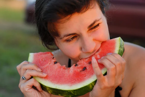 Wanita muda makan semangka — Stok Foto