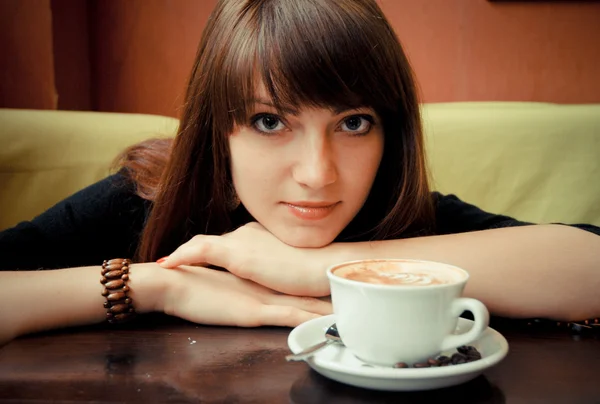 Jong meisje met een kopje koffie — Stockfoto