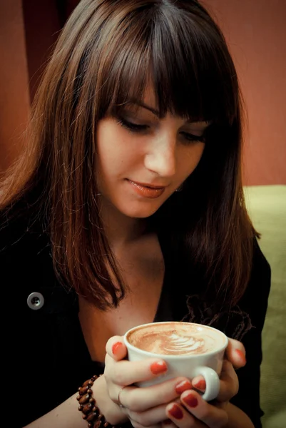 Νεαρή γυναίκα έχοντας φλυτζάνι του cappuccino — Φωτογραφία Αρχείου