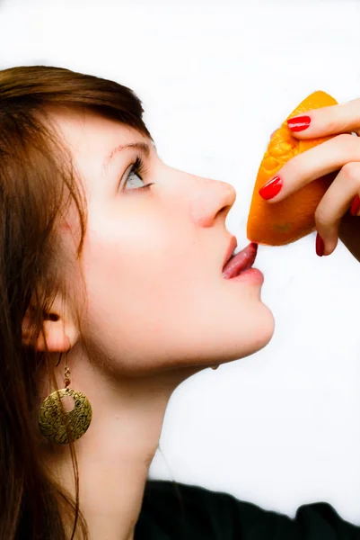 Junge hübsche Frau mit Orange — Stockfoto