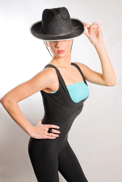 Ince kadın siyah tek parça streç giysi ve şapka — Stok fotoğraf