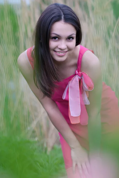 Jovem mulher bonita em vestido rosa — Fotografia de Stock